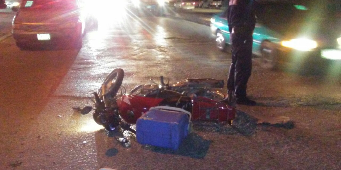 Se lleva de encuentro a motociclista