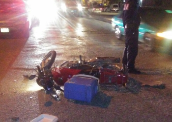 Se lleva de encuentro a motociclista