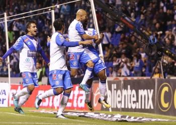 Puebla descalabra al Campeón
