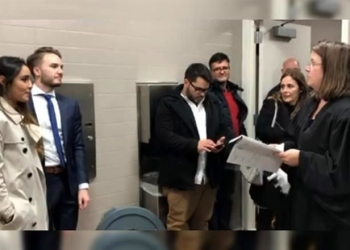 Se casan en un baño de la Corte