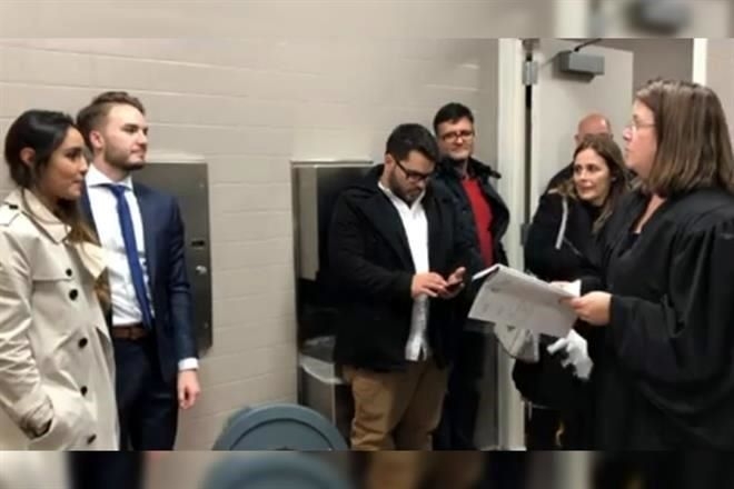 Se casan en un baño de la Corte