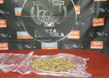 Le encuentran droga dentro de vehículo