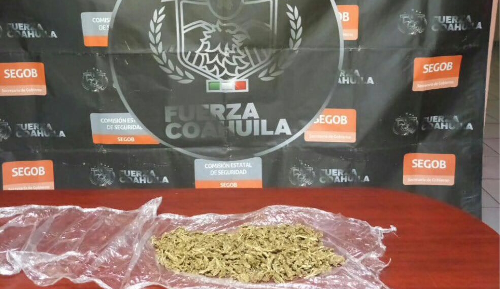 Le encuentran droga dentro de vehículo