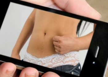 Exhiben a otra empleada municipal con fotografías íntimas