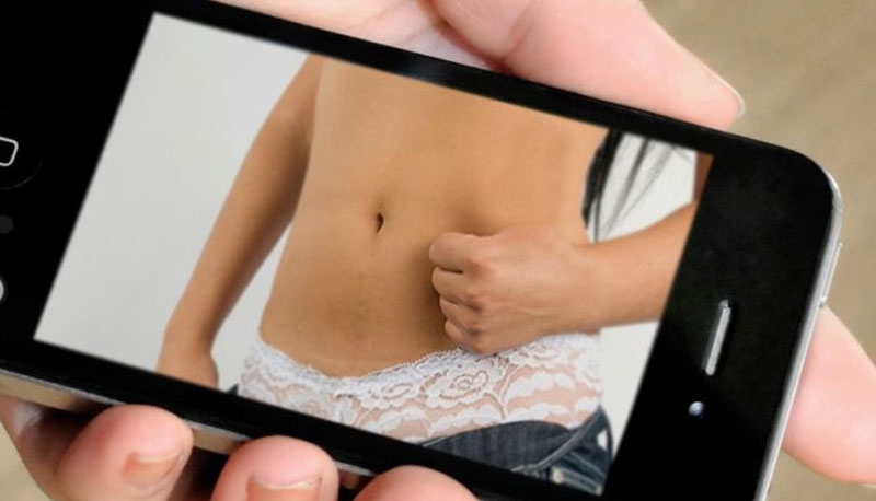 Exhiben a otra empleada municipal con fotografías íntimas
