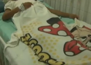 Mujer quema a su hijo en la boca con una cuchara