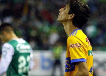 Le estalla cohete en la cara a futbolista de Tigres