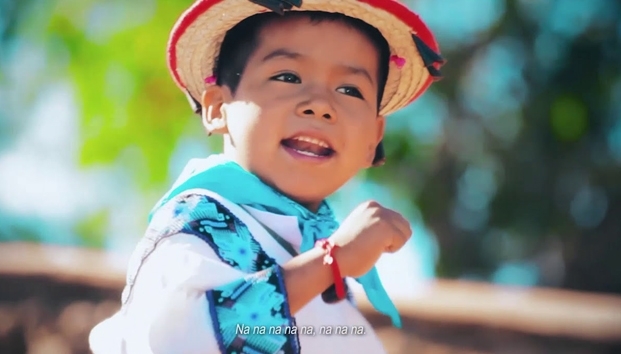 Condenan spot de MC por niño indígena