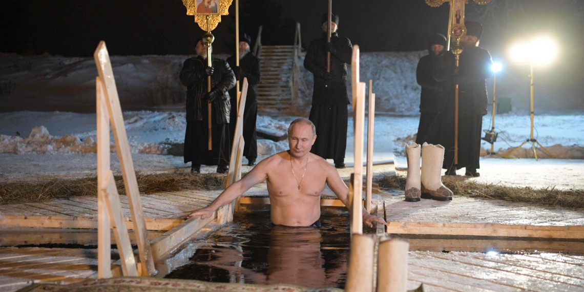Putin se baña en aguas heladas para celebrar Epifanía ortodoxa
