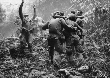 Cumple 50 años icónica foto de rescate en Vietnam