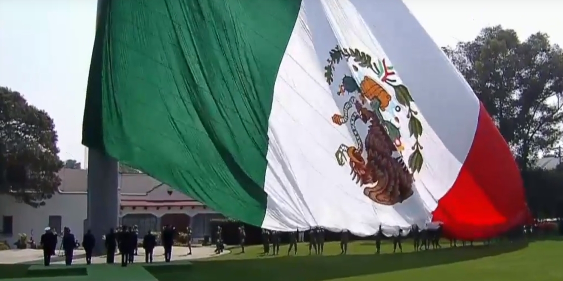 Izan al revés Bandera en ceremonia conmemorativa