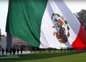 Izan al revés Bandera en ceremonia conmemorativa