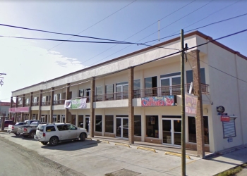 Jóvenes son lesionados con arma blanca al exterior de un bar