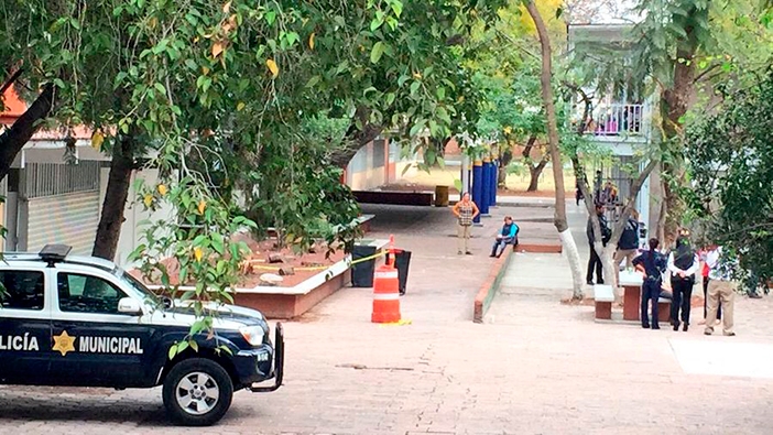 Muere niña en baños de primaria