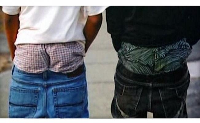 Proponen en EU multar a quienes usen pantalones caídos