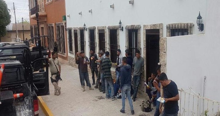 Rescatan a mexicanos abandonados por pateros