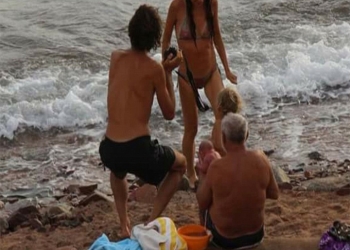 Mujer da a luz en el Mar Rojo y las fotos se vuelven virales