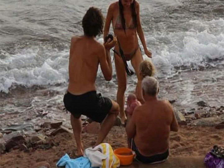 Mujer da a luz en el Mar Rojo y las fotos se vuelven virales