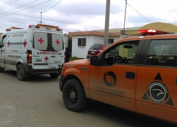 Primo le lesiona el ojo con pistola de postas