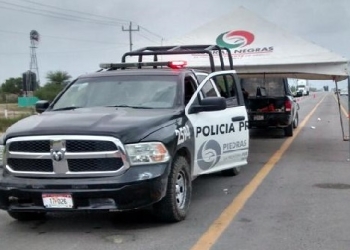Balean patrulla de policía mientras elementos dormían