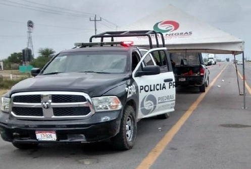 Balean patrulla de policía mientras elementos dormían