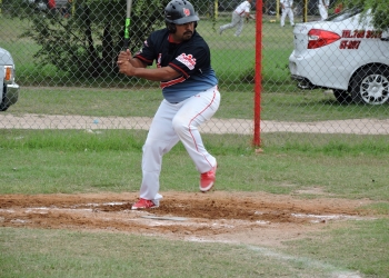 Expos y diablos en la cima del béisbol de tercera fuerza A.C