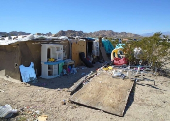 ‘Son pobres, no criminales’, dicen vecinos de pareja arrestada por tener a hijos viviendo en ‘una caja’