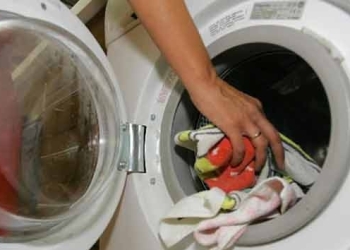 Arrestan a mujer por no lavar la ropa de su esposo