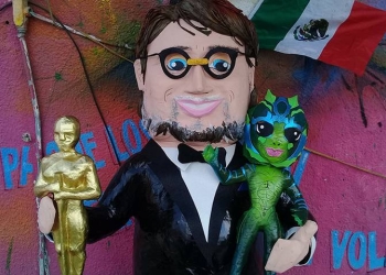 Conoce a Guillermo del Toro y la forma de… ¡la piñata!