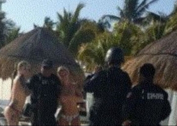 Suspenden a policías por fotografiarse con turistas en topless