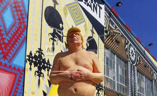 Subastan estatua de Donald Trump desnudo