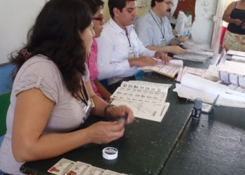 No rebajarán el sueldo de funcionarios de casilla