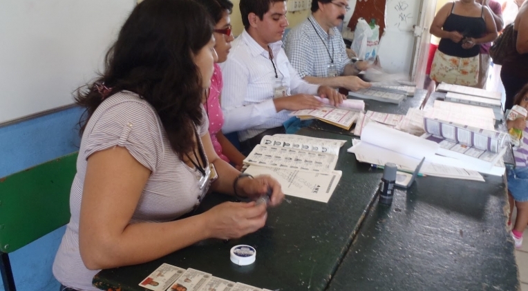 No rebajarán el sueldo de funcionarios de casilla