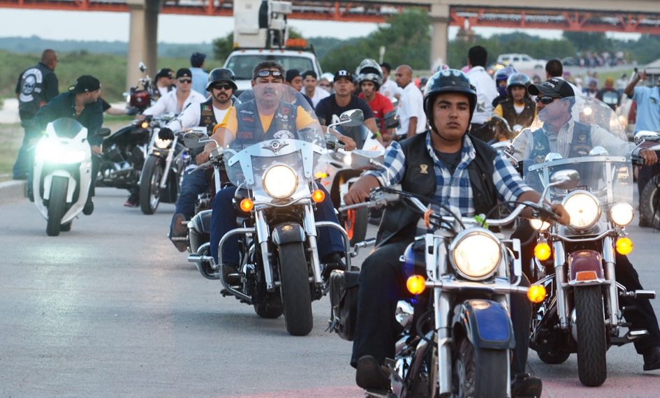 Clubes de motociclistas recaban fondos para niños con discapacidades