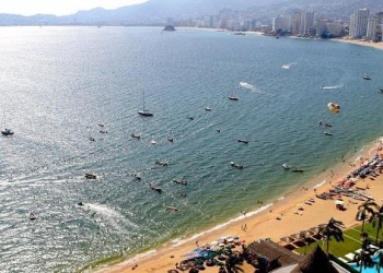 Joven se mete a nadar al mar en Acapulco y desaparece