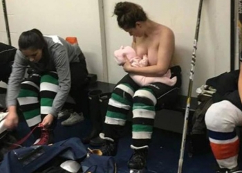 Jugadora amamanta a su hijo en el medio tiempo