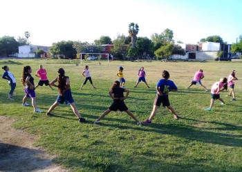 Chicas entrenan fútbol en la infona