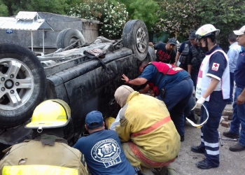 Falla en el neumático ocasiona volcadura