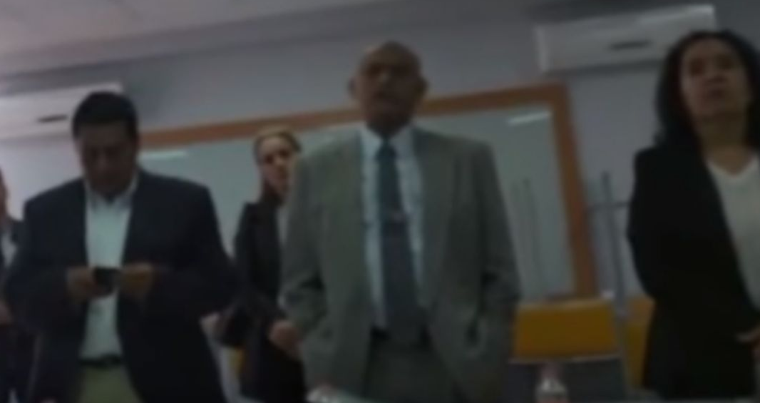 Le cancelan examen profesional por no vestir saco y corbata