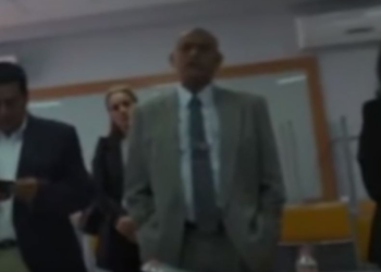 Le cancelan examen profesional por no vestir saco y corbata