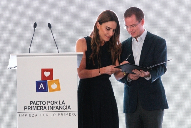 Firma Anaya Pacto por la Primera Infancia