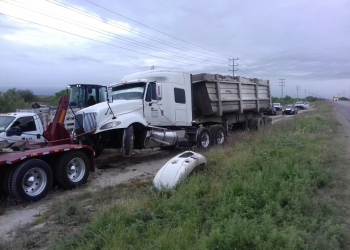 Tráiler ocasiona accidente sobre la carretera 57