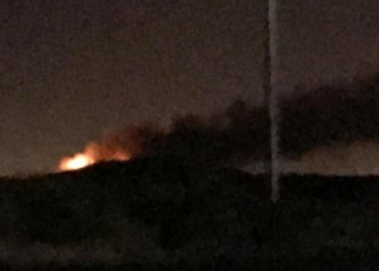 Ráfagas de aire reavivan incendio en el relleno sanitario