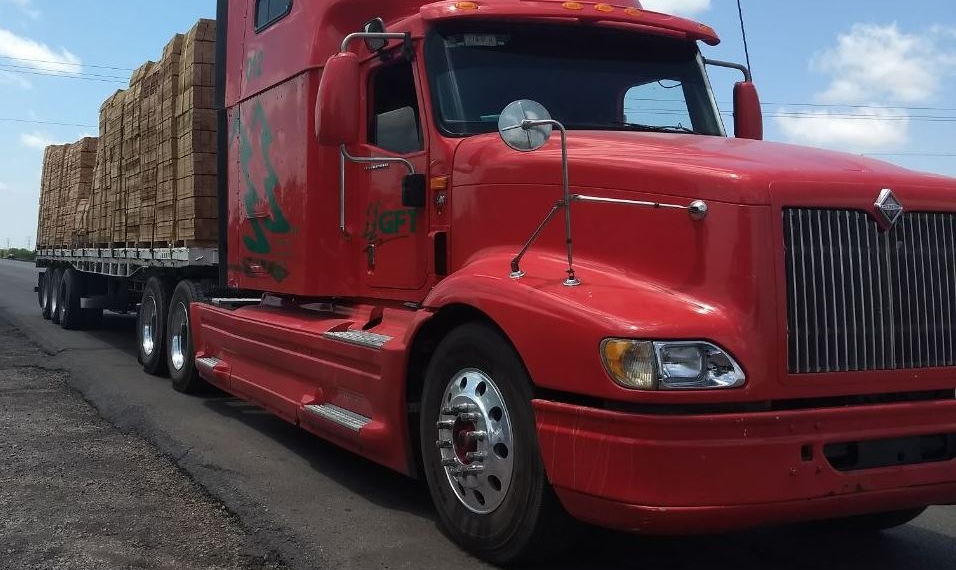 Aseguran trailer con madera de pino