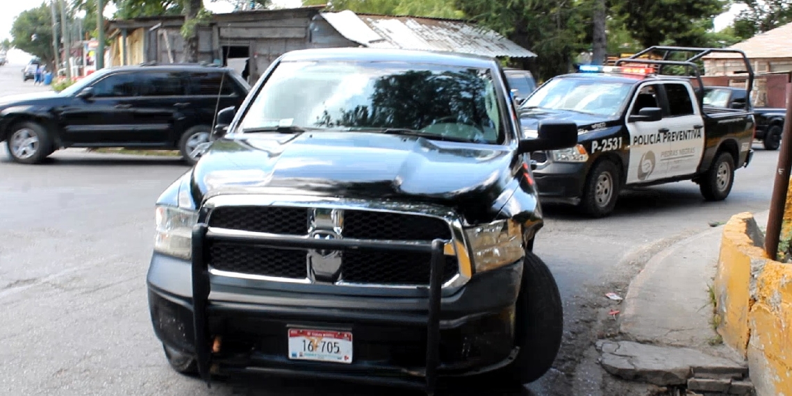 Tráiler choca vehículo de policías investigadores