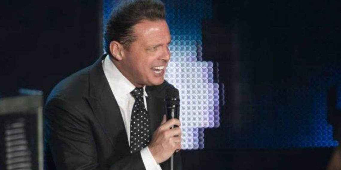 Luis Miguel de manera elegante, evita caerse en pleno show