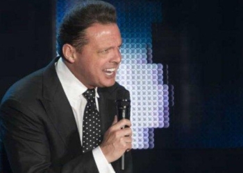 Luis Miguel de manera elegante, evita caerse en pleno show