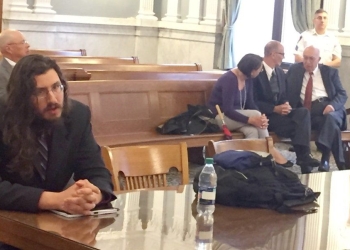 Demandan a su hijo de 30 años para obligarlo a salir de su casa