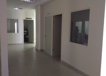 Rompen tubería de gas cerca de hospital