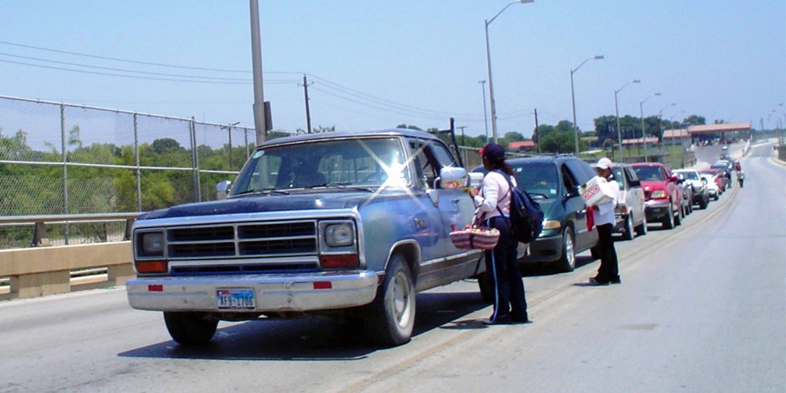 Pedigüeños en puentes internacionales son recurrentes